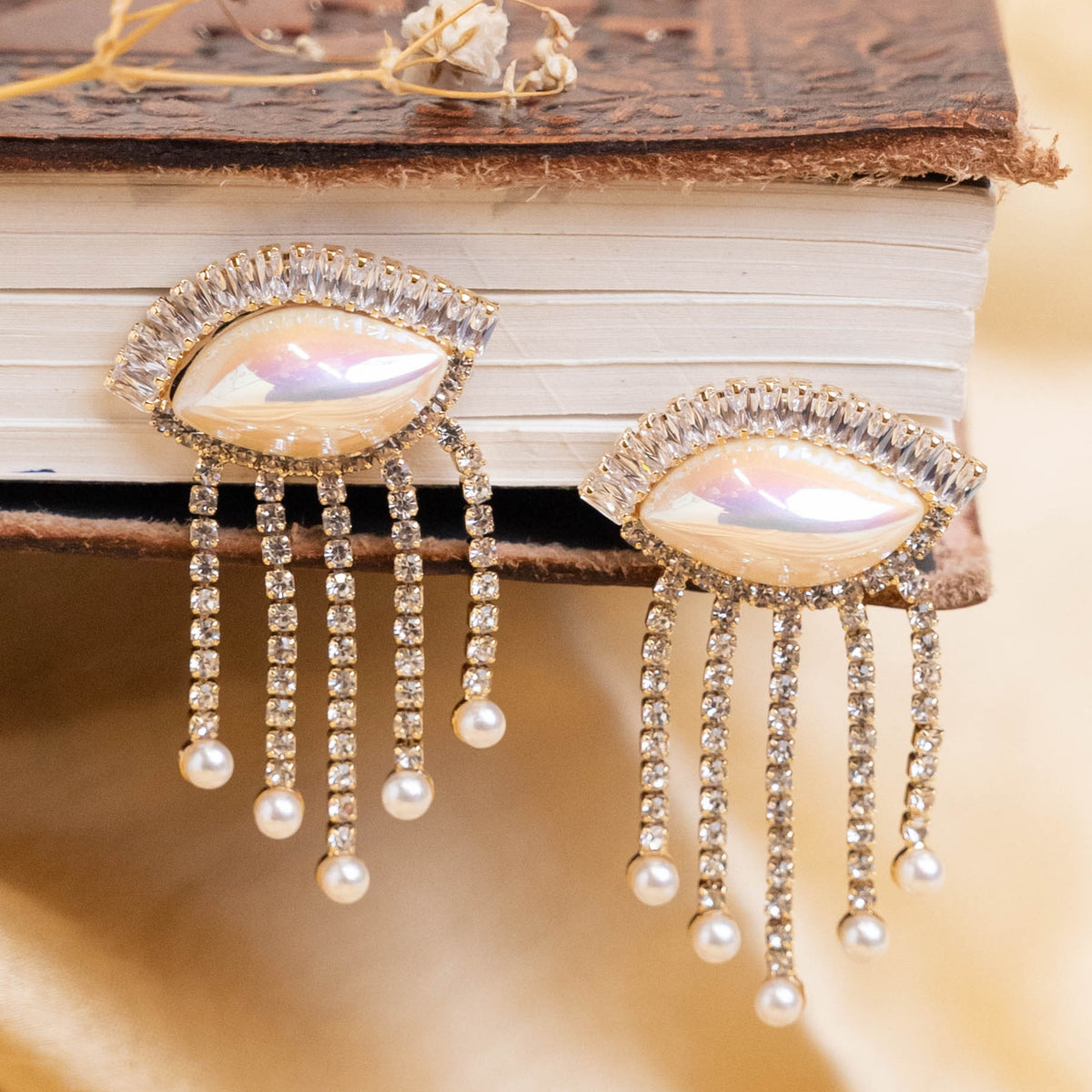 Drama Eye Drop Dangler